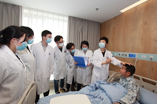 圖8：葉娟教授帶領(lǐng)年輕醫(yī)師在進行查房教學(xué).JPG